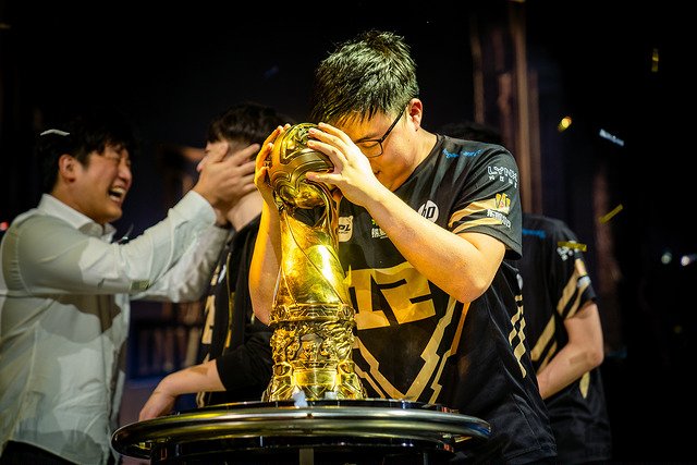 LPL转会窗口开启：JackeyLove陷明星选手争夺战，JDG强势介入，TES辅助变动引爆阵容重组